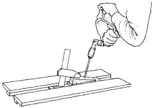 Schräg bohren mit der Handleier und Zuhilfenahme eines Keils